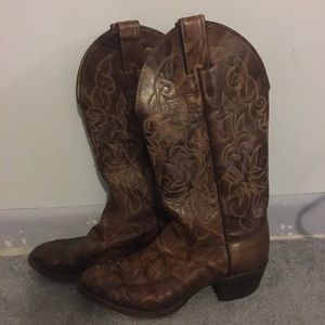 Woman’s cowboy boots size 7C